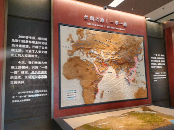 宣絨布加極窄型材展板，亞克力立體字