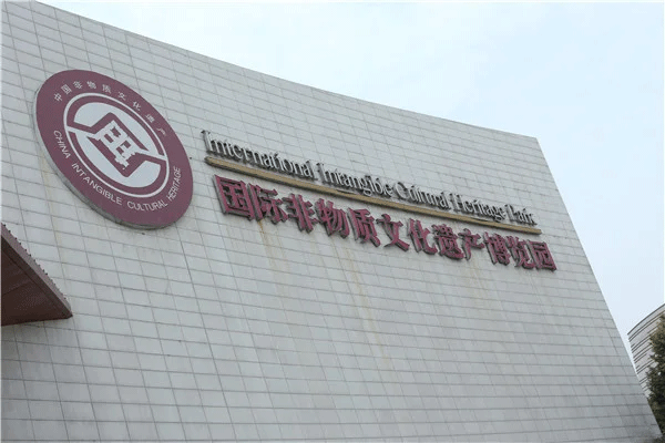 樓頂大型發(fā)光字制作安裝報價方案,可私咨詢哦